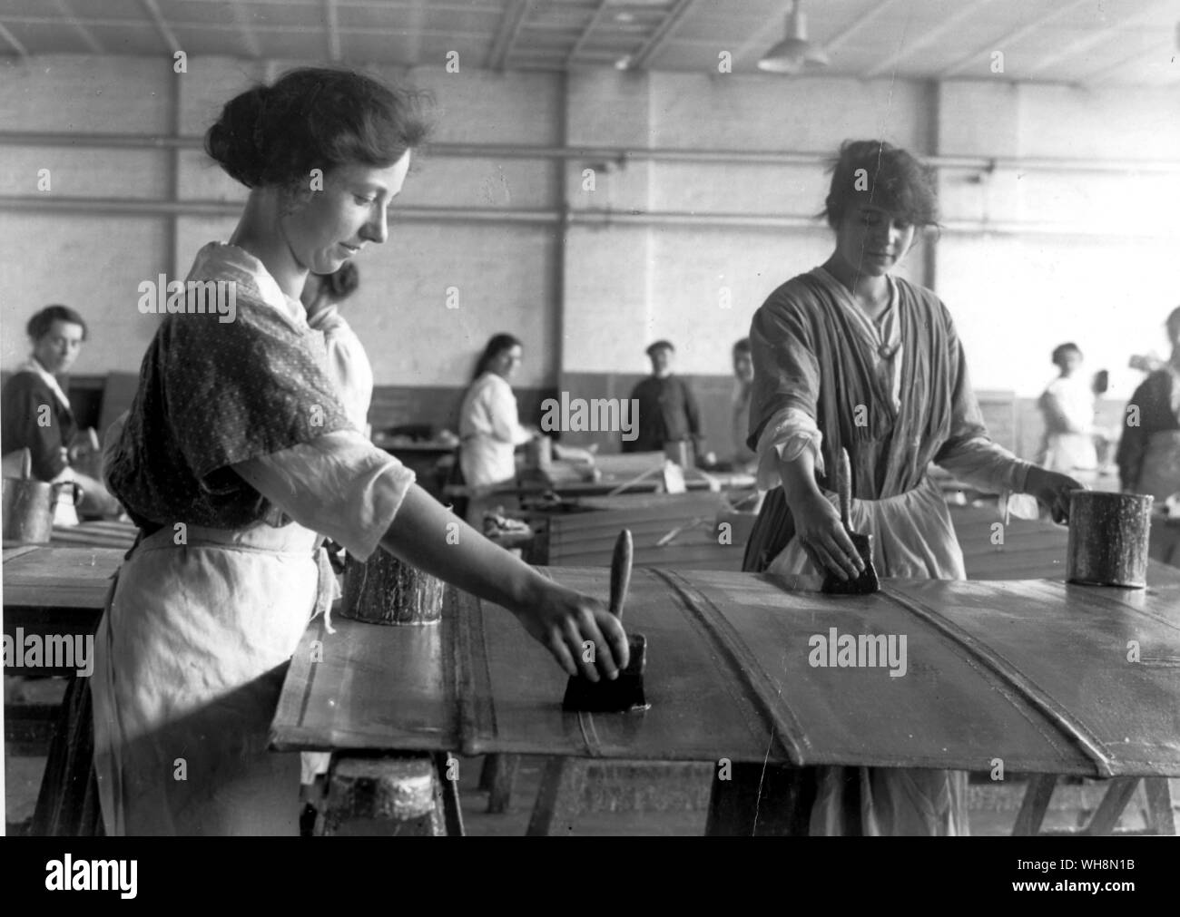 La participation des femmes à la guerre . Les travailleuses le dopage la toile couvrant des ailes d'avion Banque D'Images
