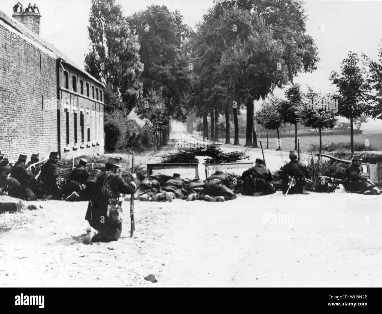 Soldats belges pendant la défense de Louvain avant de l'ensemble allemand la ville en feu 2 Août 1914 Banque D'Images