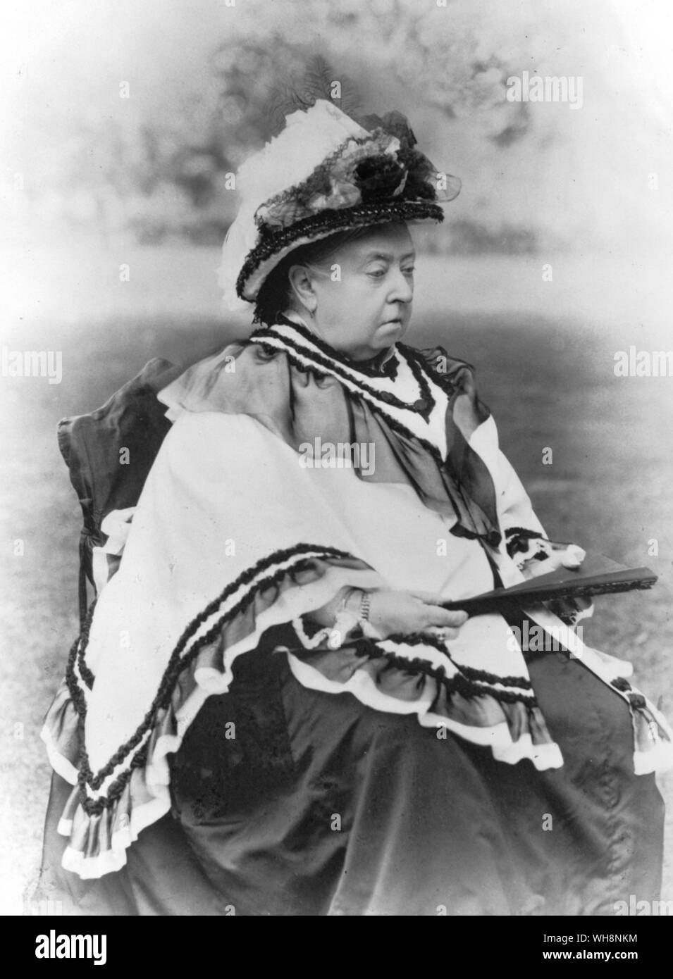 La reine Victoria's bonnets, robes de satin noir et blanc mains dodues chargée de bagues étaient un élément essentiel de son image comme le monarque vénéré vieux vers la fin de son règne, 1895-8 Banque D'Images
