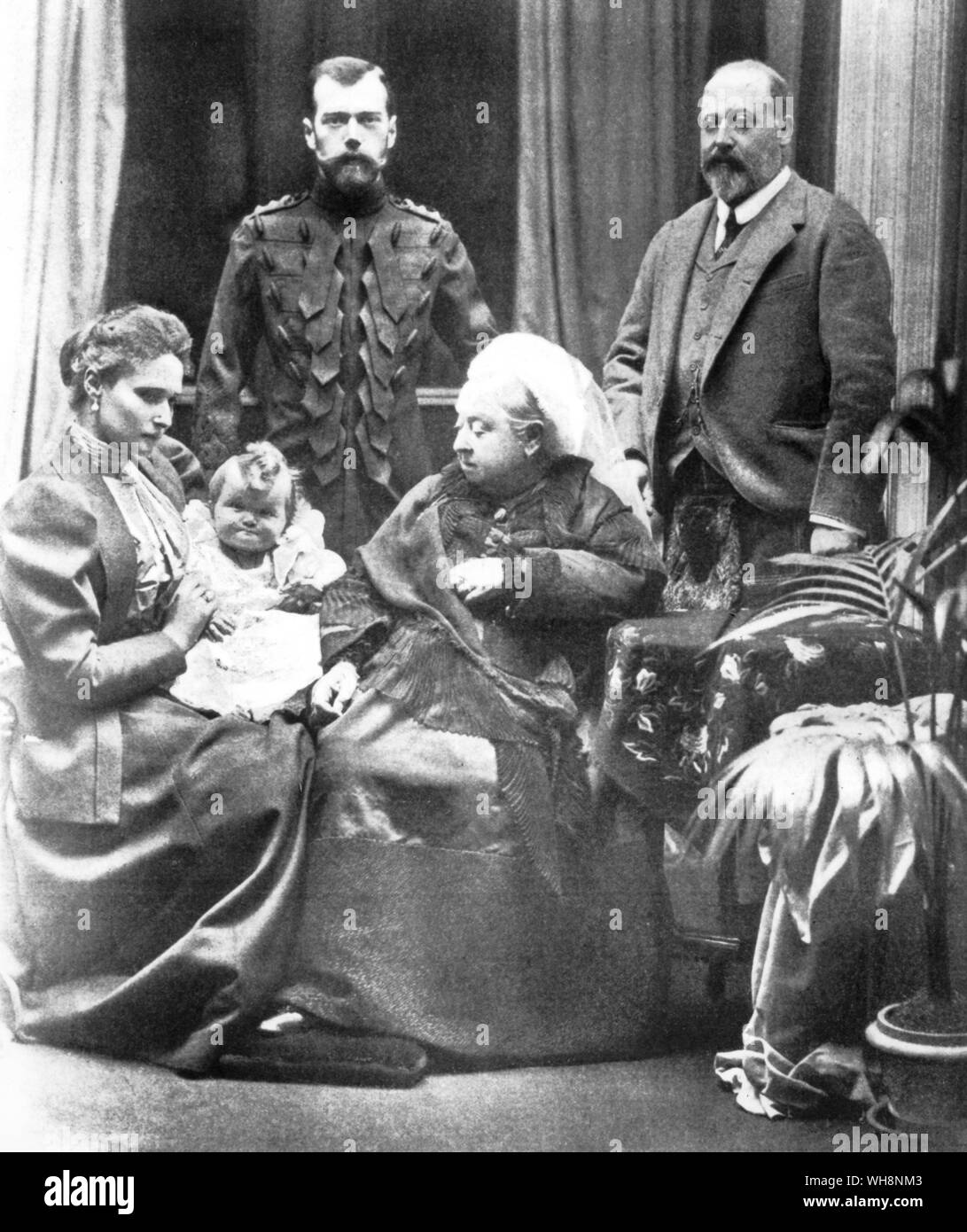 La reine Victoria , le Prince de Galles , Famille royale russe Tsar Nicolas II, la Tsarine et Bébé Juillet 1900 Banque D'Images