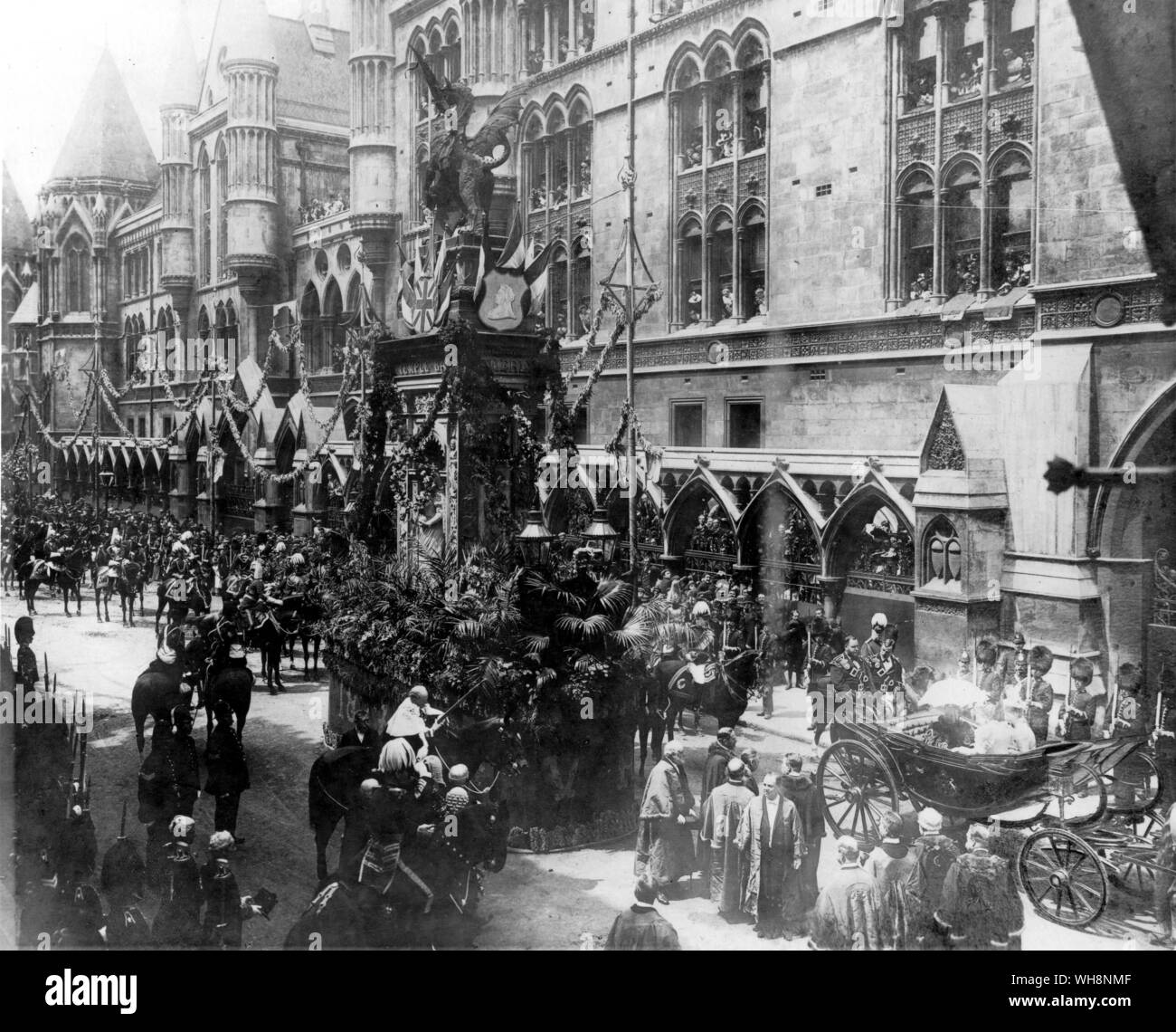 La reine Victoria lors de sa dernière visite à Berlin 1888, sa fille aînée, l'Impératrice douairière Frederick, est dans le chariot avec elle et le Kaiser est à côté de sa circonscription sur la gauche de la photo . Golden Jubilee : princes indiens dans la Procession jubilaire Juin 1887 Banque D'Images