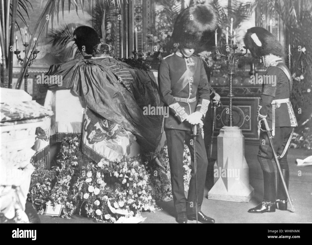 Posté par gardes le cercueil de la reine Victoria, Albert Memorial Chapel Windsor London Février 1901 Banque D'Images