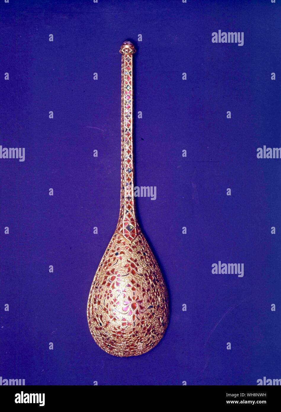 Une cuillère rare, de l'or incrusté de rubis, émeraudes et un grand diamant, datant du règne d'Akbar. Très peu de bijoux Moghols a survécu intact. Banque D'Images