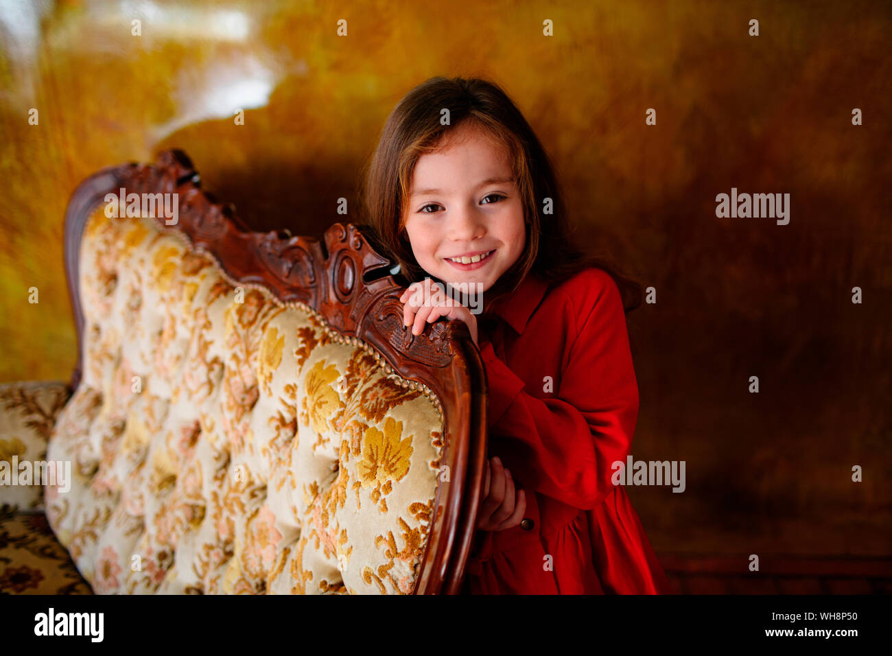 Portrait of smiling little girl wearing red dress Banque D'Images