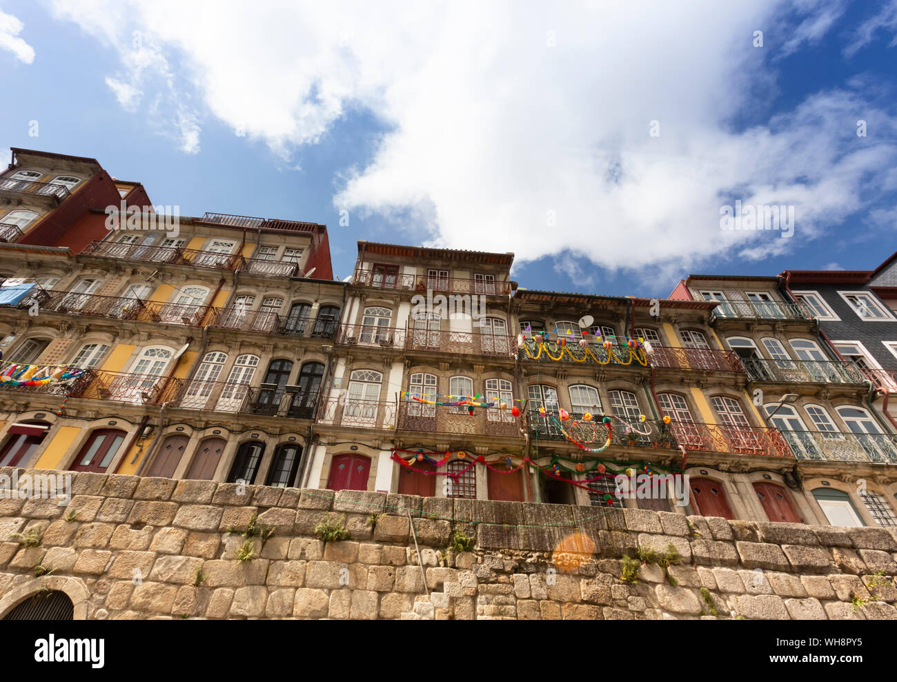 Rangée de maisons décorées lors Festas de Sao Joao, Porto, Portugal Banque D'Images