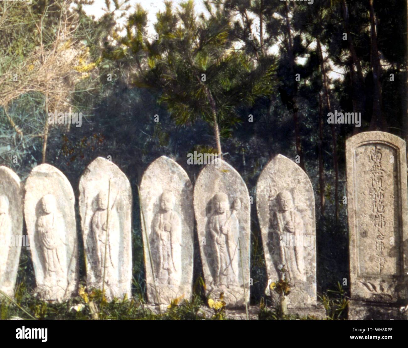 Les six chiffres de Jizo (le dieu bouddhiste qui veille sur les femmes enceintes, les enfants et les voyageurs). 1904. Banque D'Images