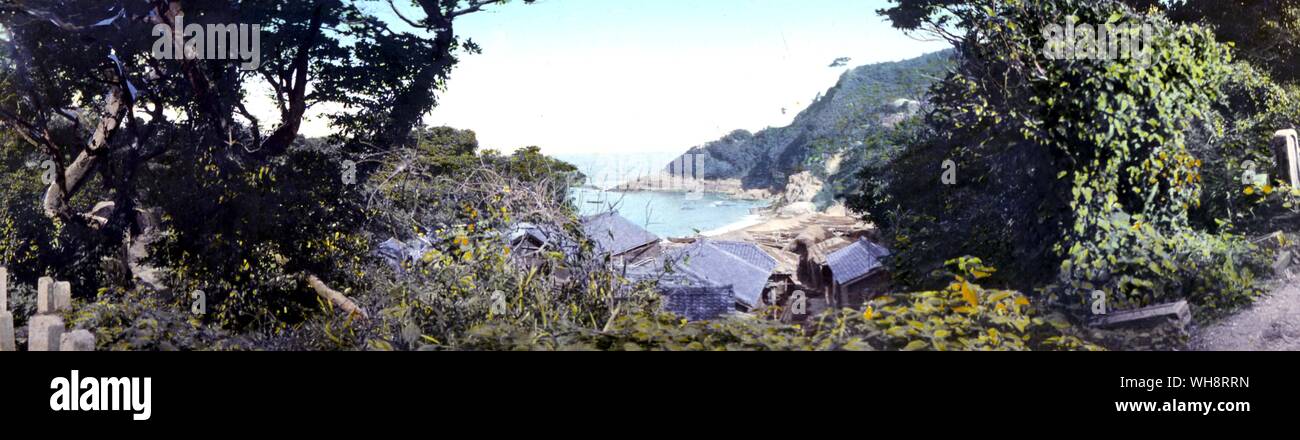 Une vue sur la Baie Orientale sur l'île de Toshi cemetery road. 1904. Banque D'Images