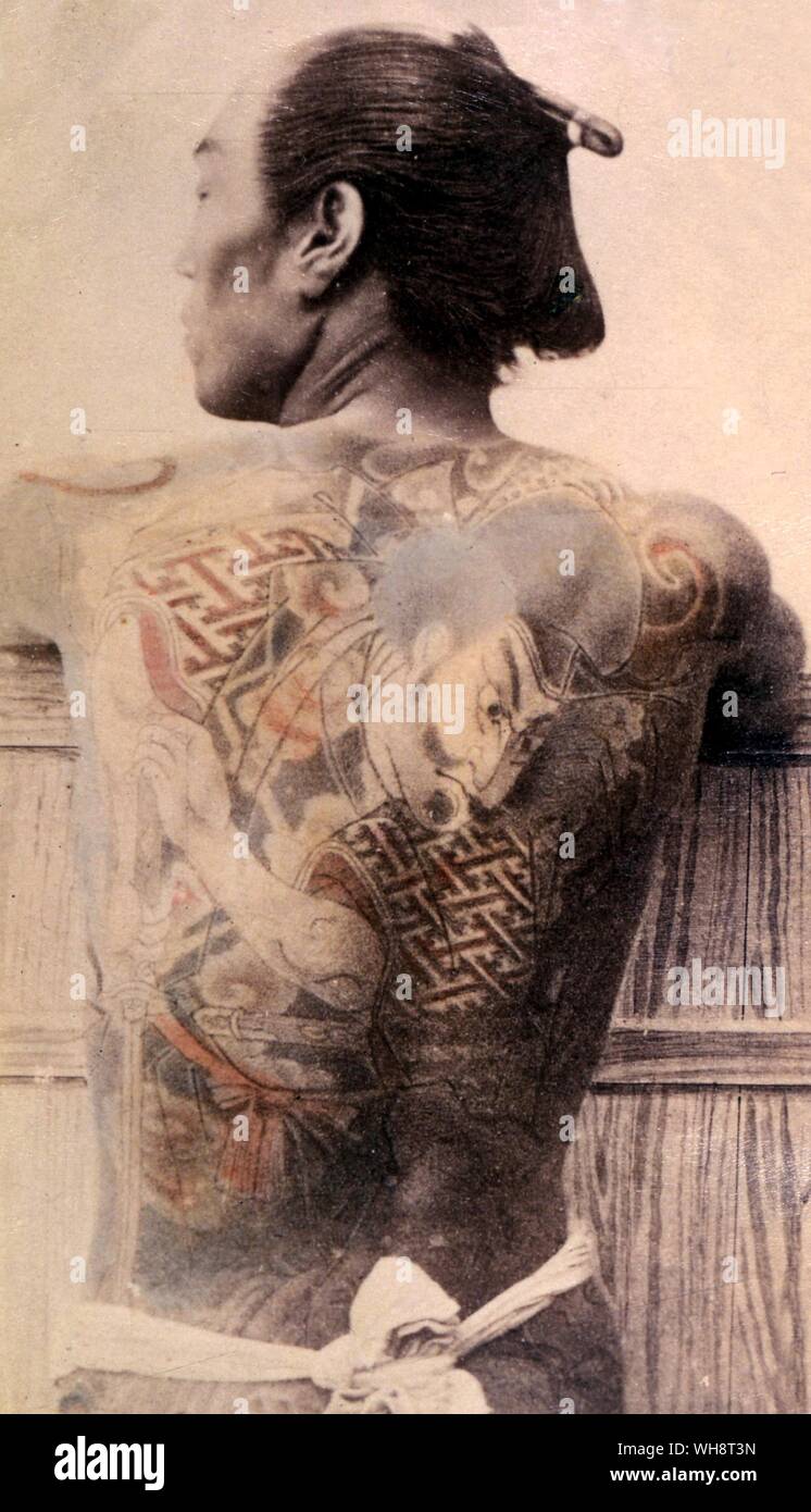 Un homme avec tatouage sur son dos. 1898 Banque D'Images