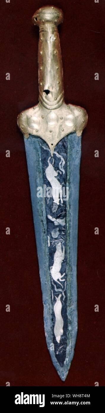 Achéens femmes poignards en bronze incrusté de dragueurs de l'enterrement d'une femme dans le tombeau à coupole à Routsi près de Pylos 1500BC Banque D'Images