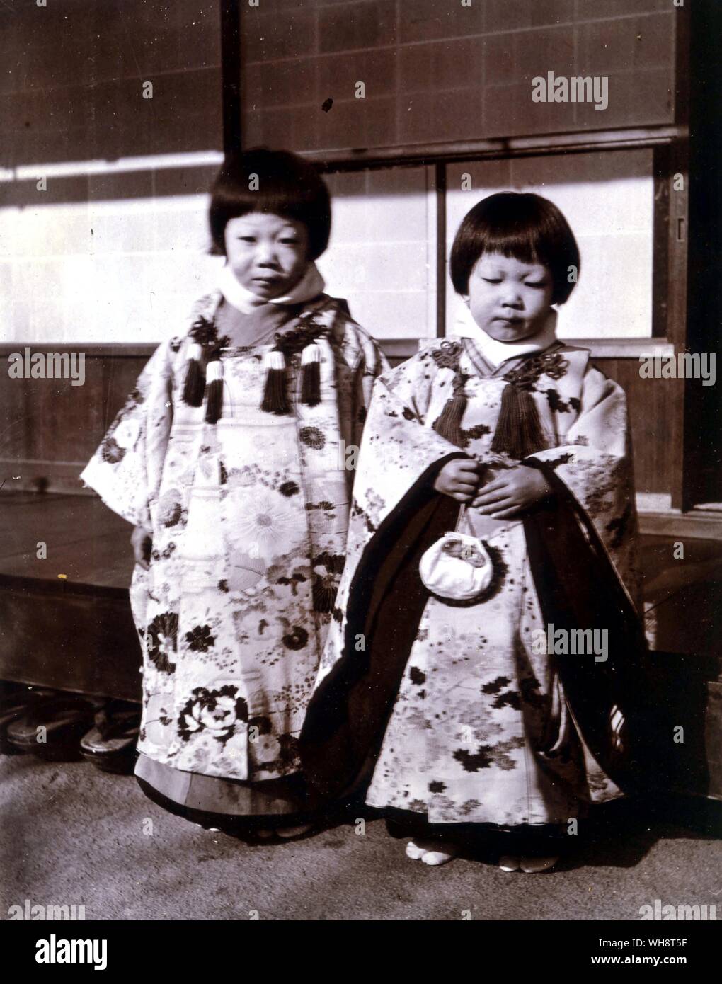Deux filles japonaises en appelant robe. 1901. Banque D'Images