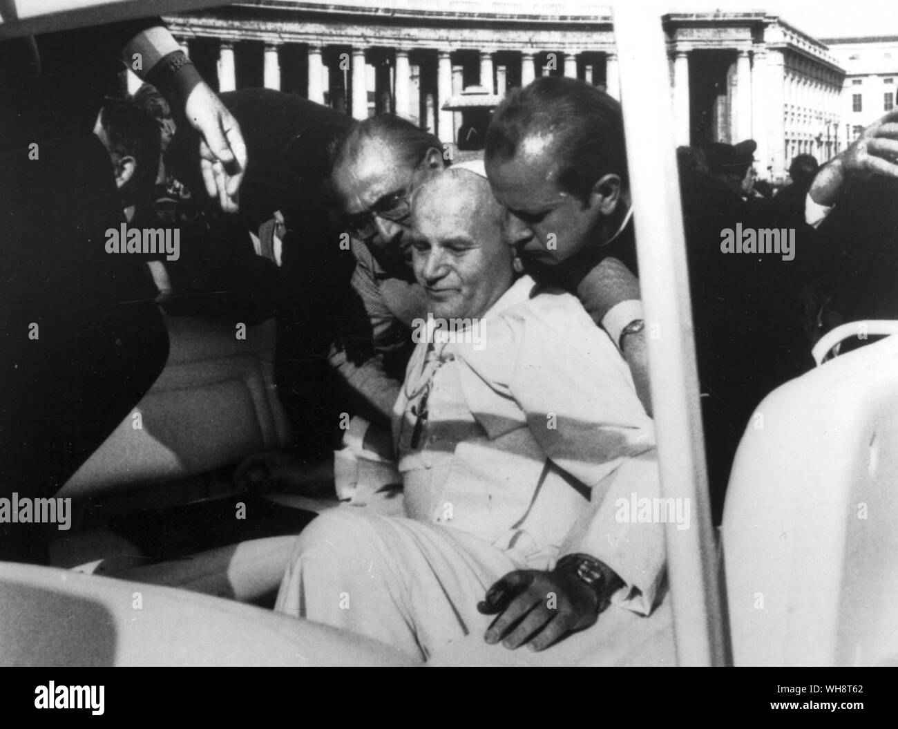 Le Pape Jean Paul II est aidé par sa secrétaire Ladislaw Dsziwisz (à droite) et d'autres assistants peu après qu'il a été blessé par des étudiants turcs dans ai St Peters Square peu après la tentative de prise de vue sur sa vie Mai 1981 Banque D'Images