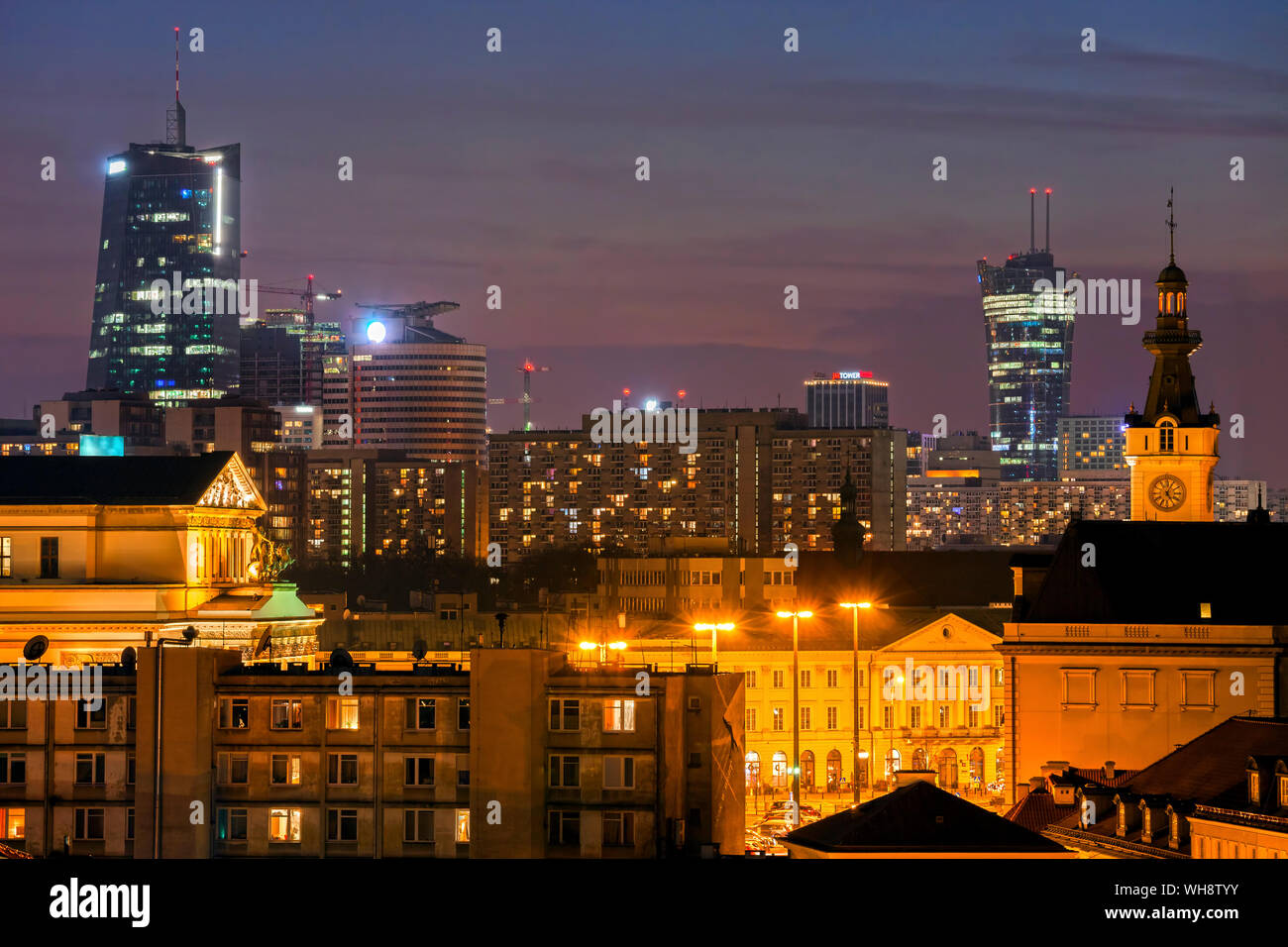 Paysage urbain en soirée, quartier du centre-ville, Varsovie, Pologne Banque D'Images