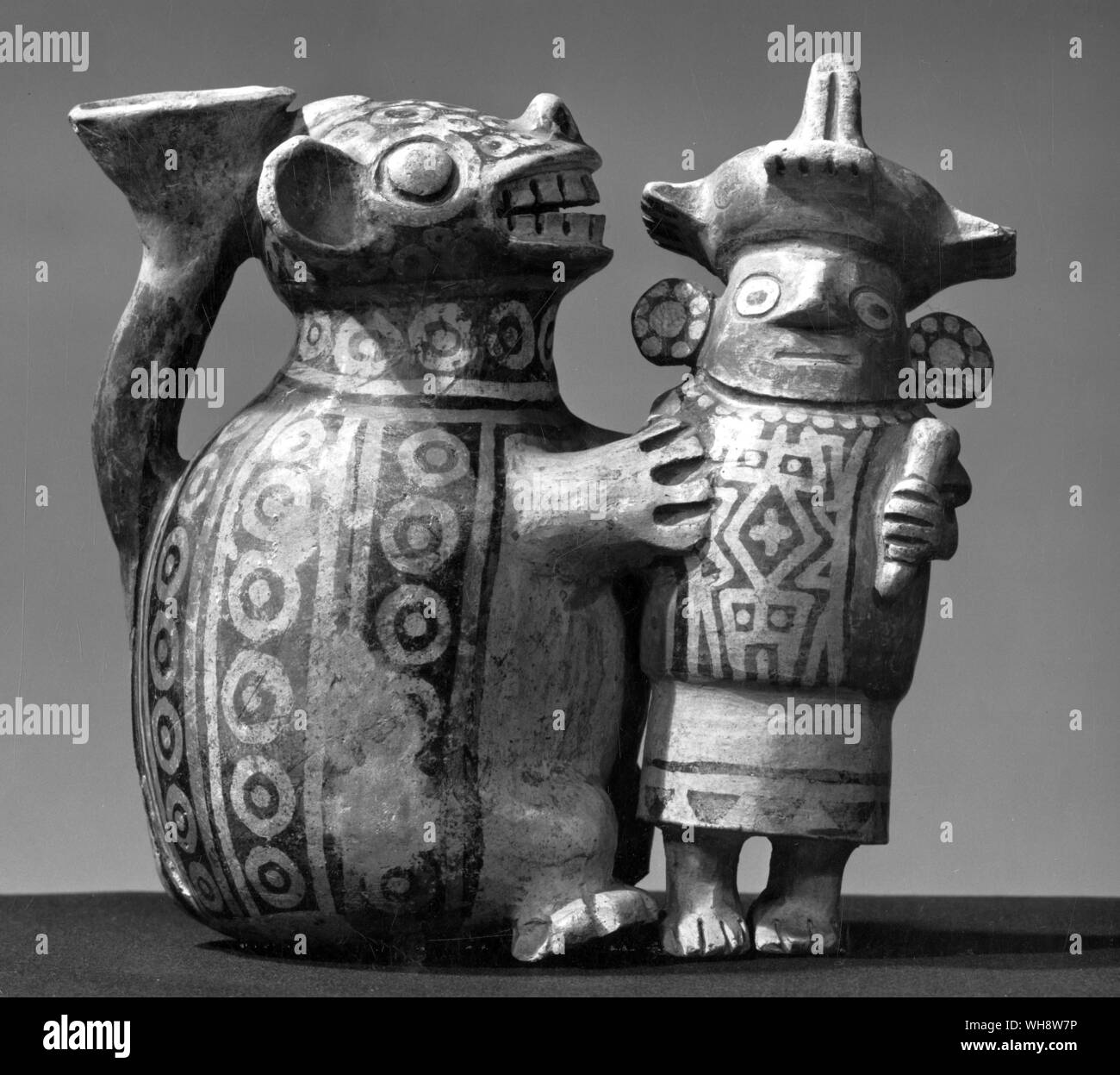 Recuay, pot d'un highland de l'emplacement de l'septième au huitième siècle, représentant un homme d'être saisis par un puma Banque D'Images