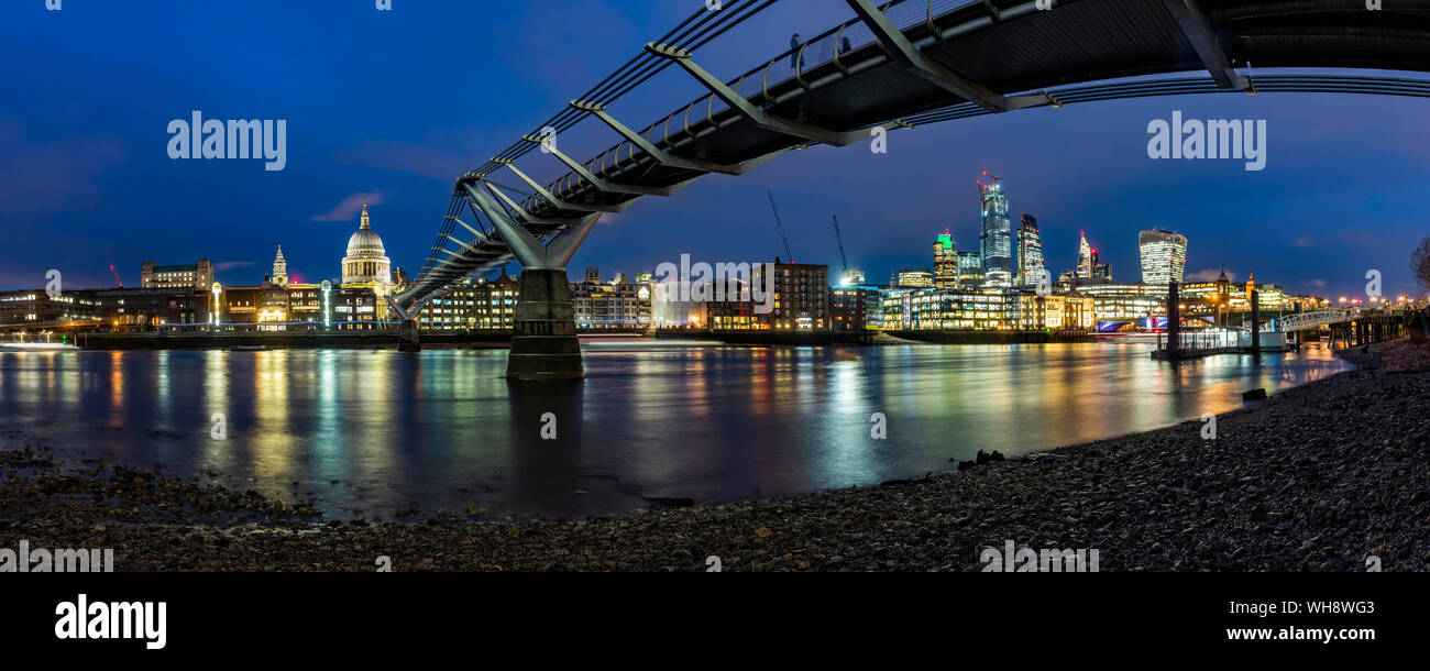 St Pauls Cathedral et Millennium Bridge at night, City of London, Londres, Angleterre, Royaume-Uni, Europe Banque D'Images