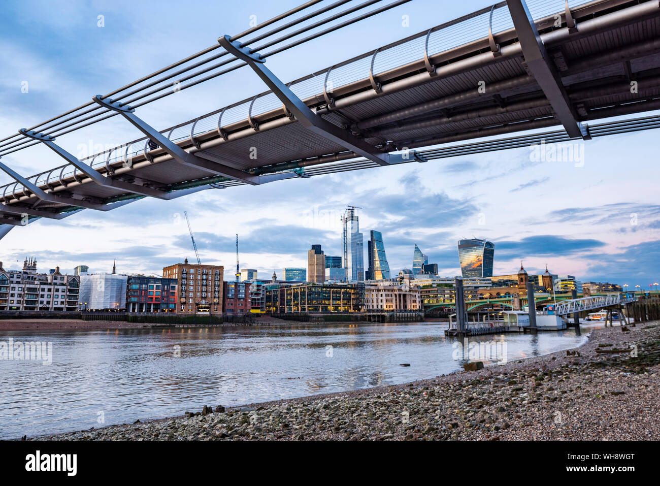 La ville de Londres et Millennium Bridge, Londres, Angleterre, Royaume-Uni, Europe Banque D'Images