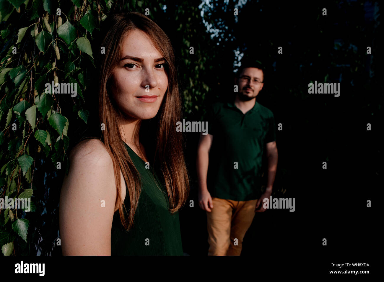 Portrait de jeune femme au coucher du soleil dans un parc Banque D'Images