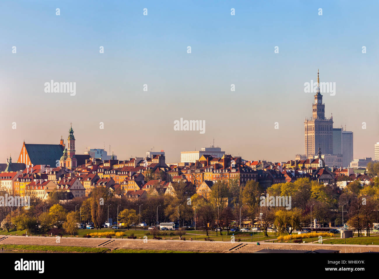 Sur les toits de la ville avec des maisons de la Vieille Ville et Palais de la Culture et des sciences, Varsovie, Pologne Banque D'Images