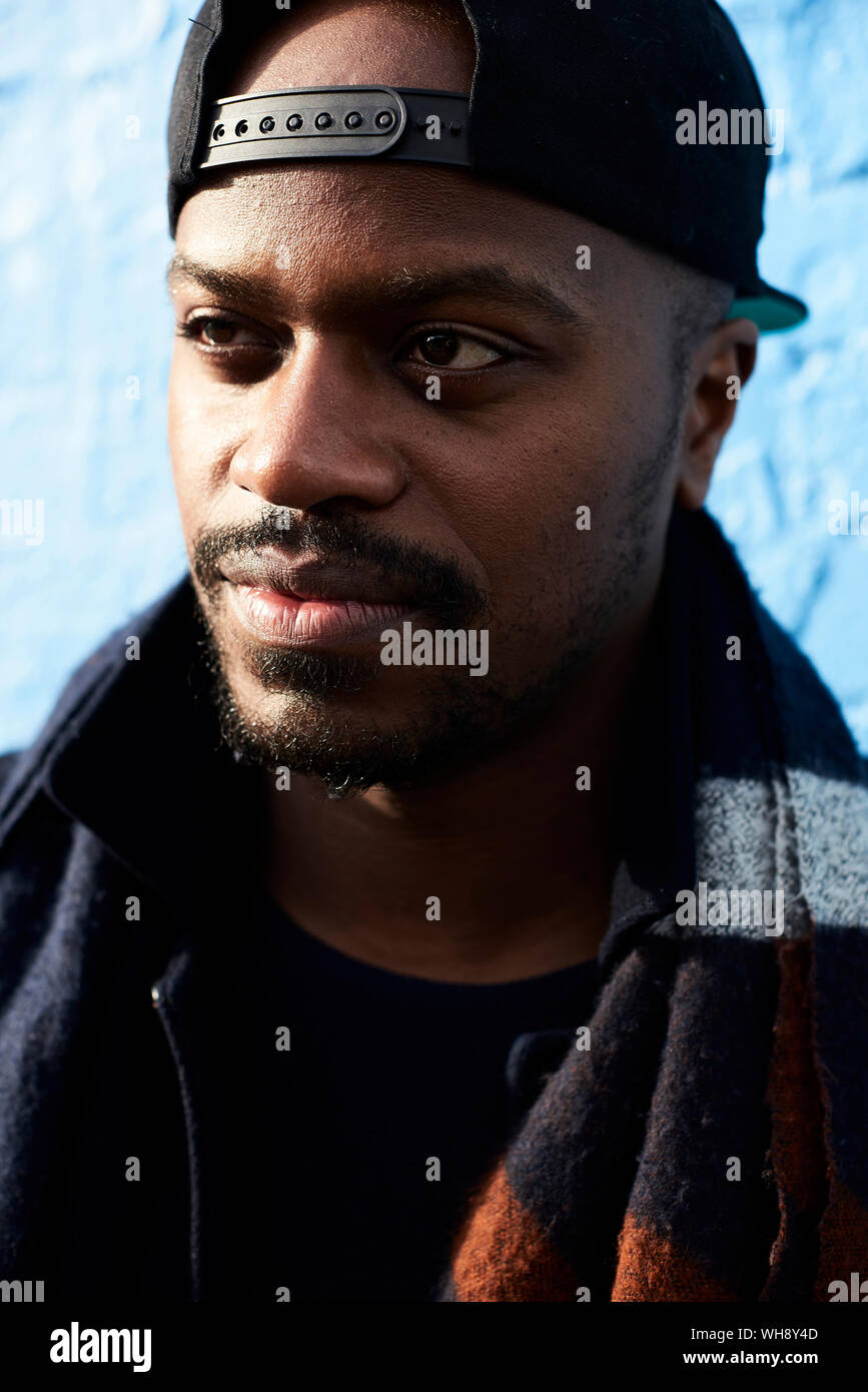 Portrait d'homme portant casquette et foulard Banque D'Images