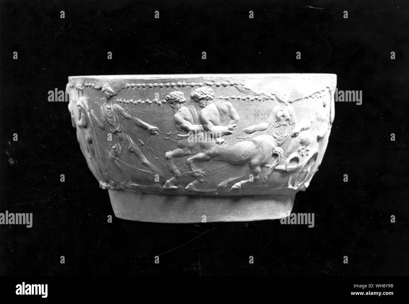 Cast à partir d'un moule de céramique fabriqués à Arretium, Etruria. L'objet, inspiré par la notoriété d'Antoine et Cléopâtre, Hercules est piège par Omphale.. Banque D'Images