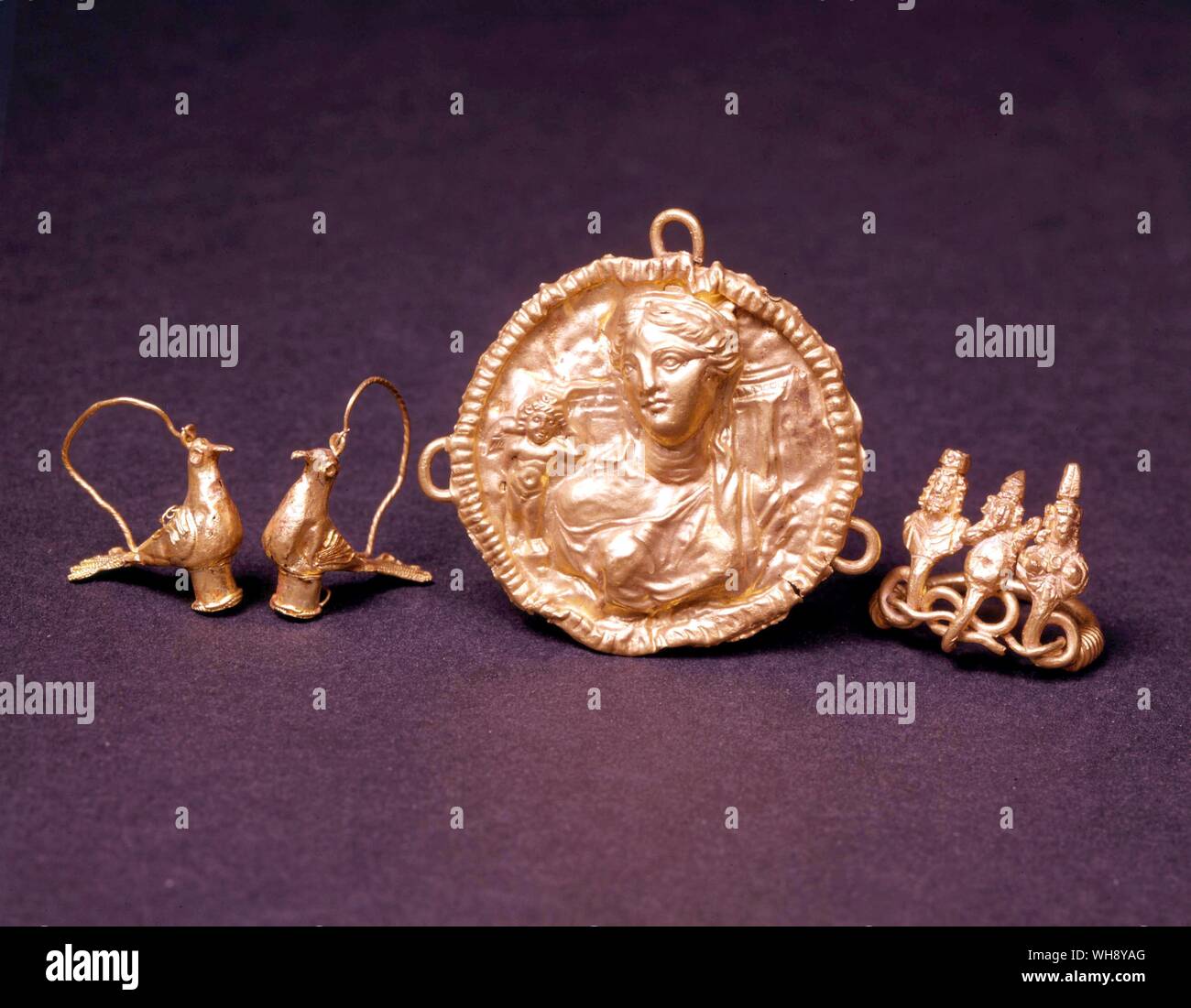 Bijoux en or du 1er siècle avant J.-C. - Dove d'oreilles. Aphrodite-médaillon tête de Sérapis, Isis, Harpocrates et fabricants de l'anneau. Banque D'Images