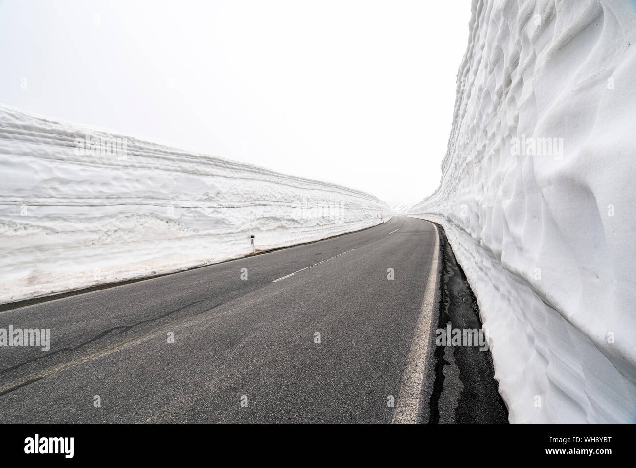 Route du col de la montagne vide en hiver, Timmelsjoch, Tyrol, Autriche Banque D'Images