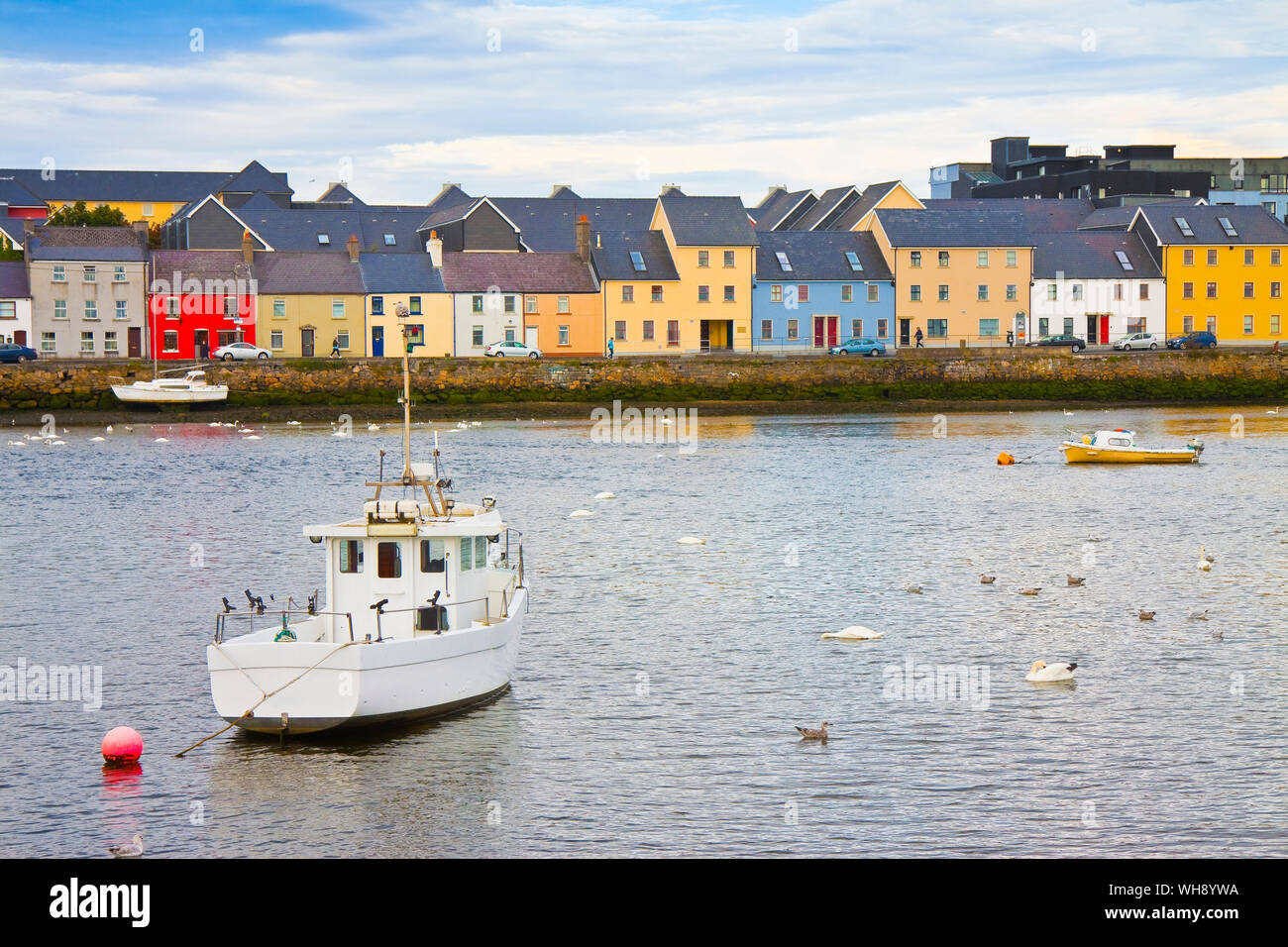 Paysage côtier irlandais avec les couleurs typiques maisons de pêcheurs avec des toits en pente (Galway - Irlande) Banque D'Images