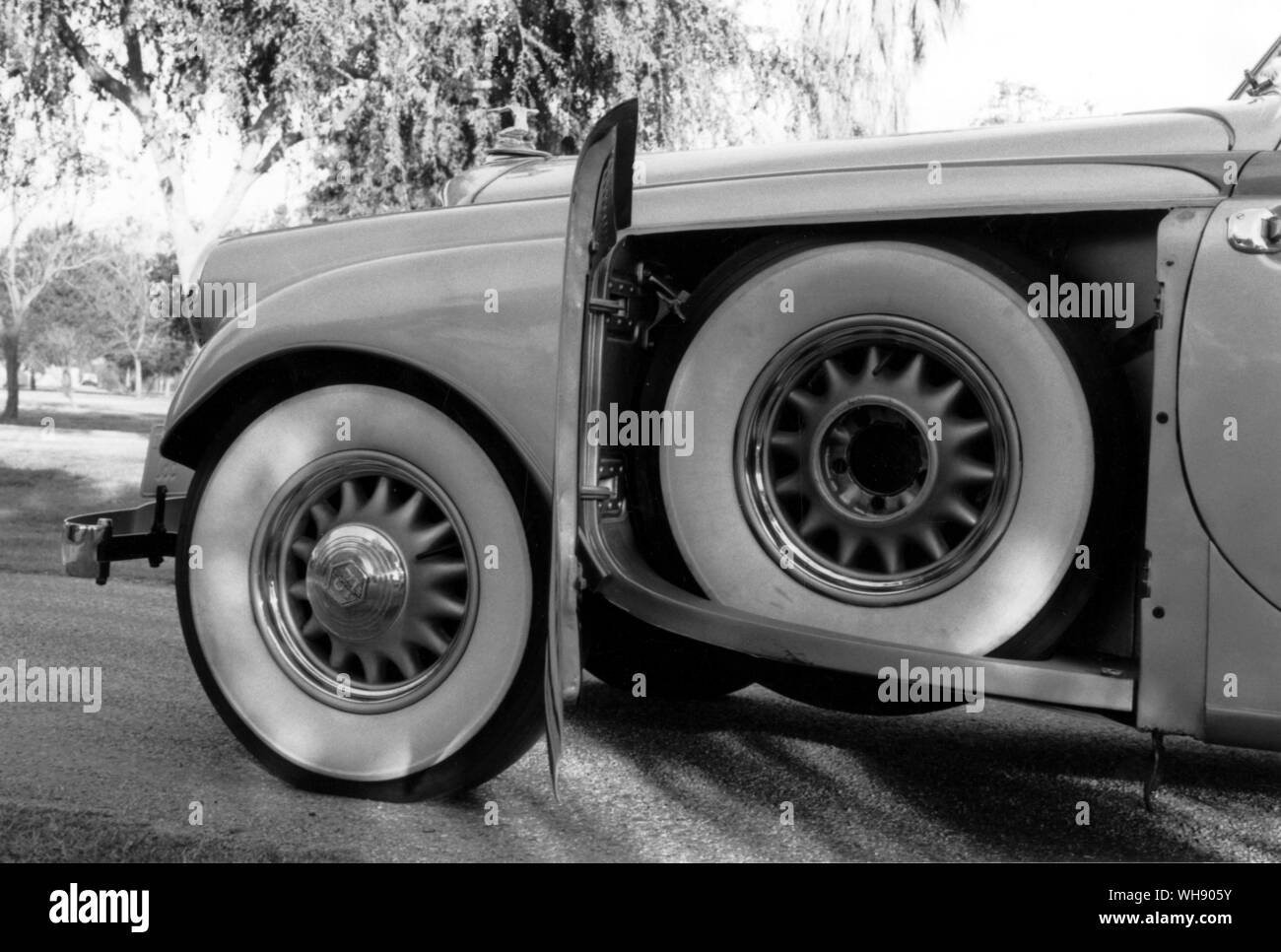 1933 Pierce Flèche d'argent : la roue de secours d'une manière ordonnée à l'intérieur.. Banque D'Images