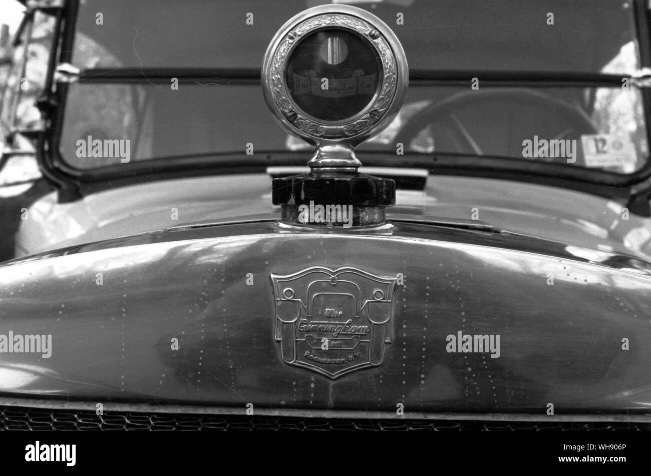 Ornement de capot et la plaque signalétique du Cunningham 1926 V6 Sport Touring.. Banque D'Images
