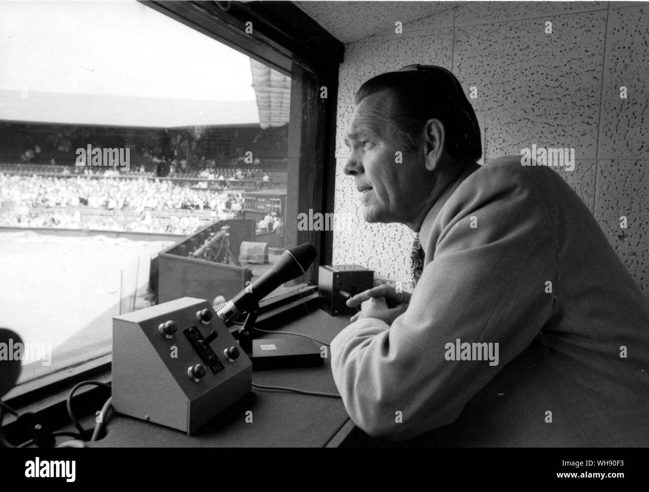 Jack Kramer à Wimbledon 1971, en tant que commentateur dans le plat fort.. Banque D'Images