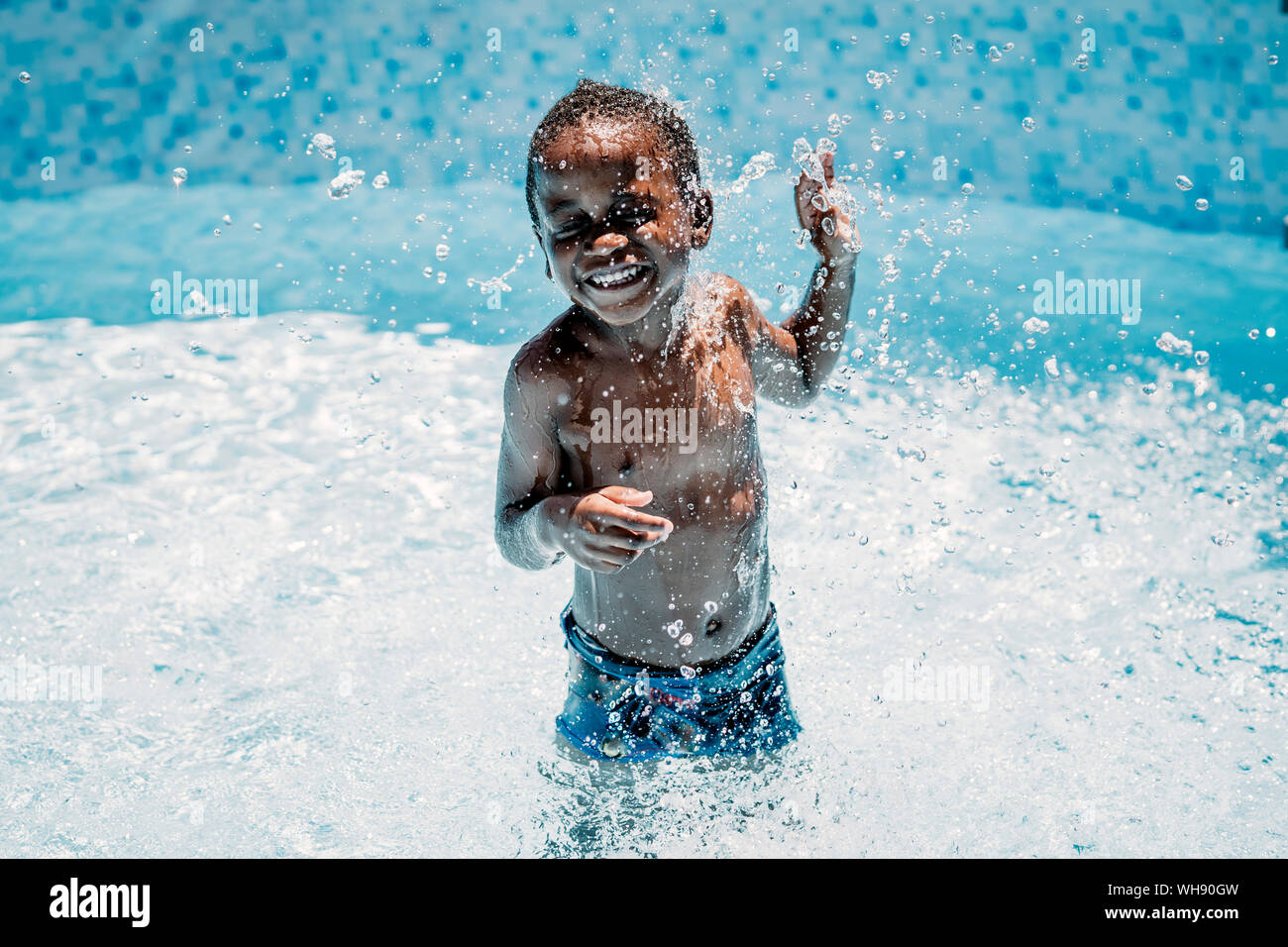 Happy little boy in swimming pool Banque D'Images