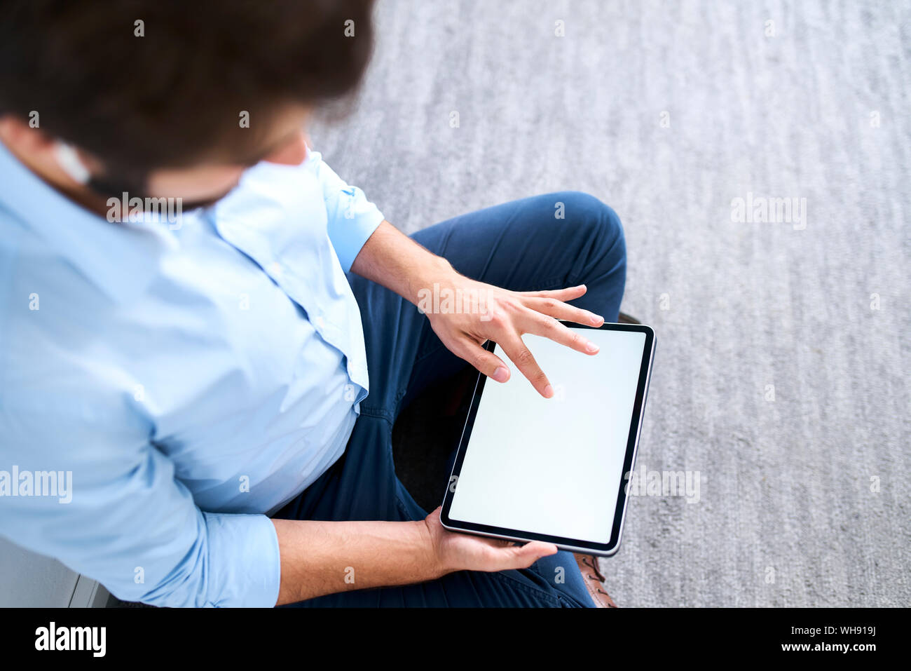 Vue aérienne d'un businessman using a digital tablet Banque D'Images