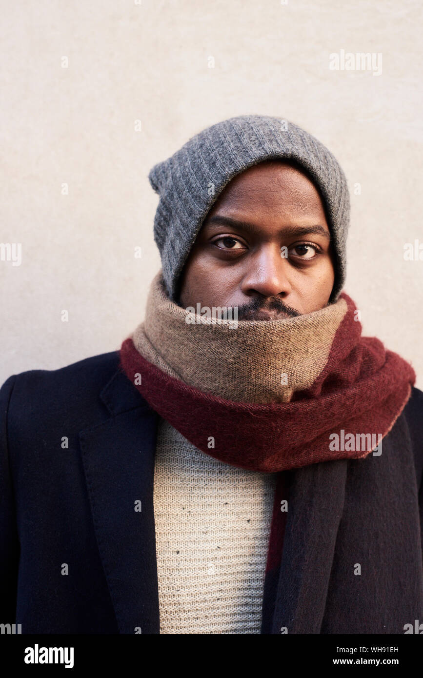 Portrait of mid adult man with woolly hat en hiver Banque D'Images