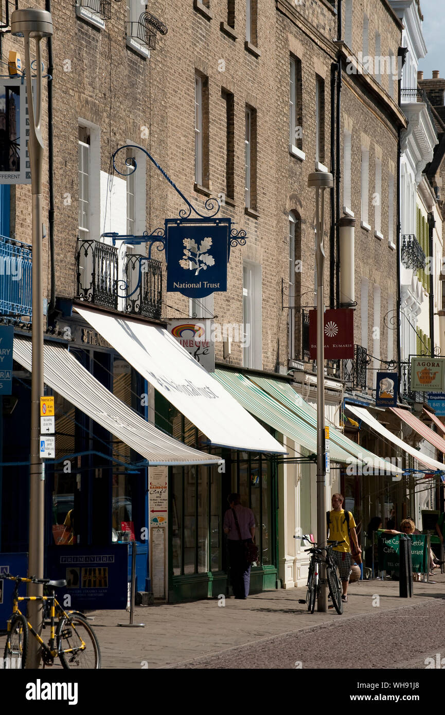 Boutiques sur King's Parade, dans le centre-ville historique de Cambridge, Angleterre Banque D'Images