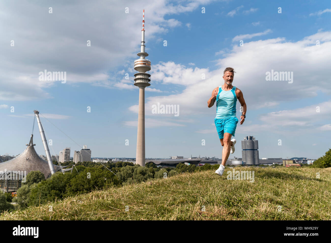 Sporty man jogging dans un parc Banque D'Images