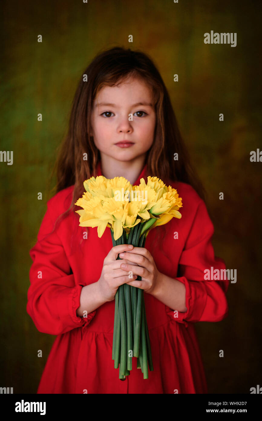 Fille en robe rouge Banque de photographies et d’images à haute ...