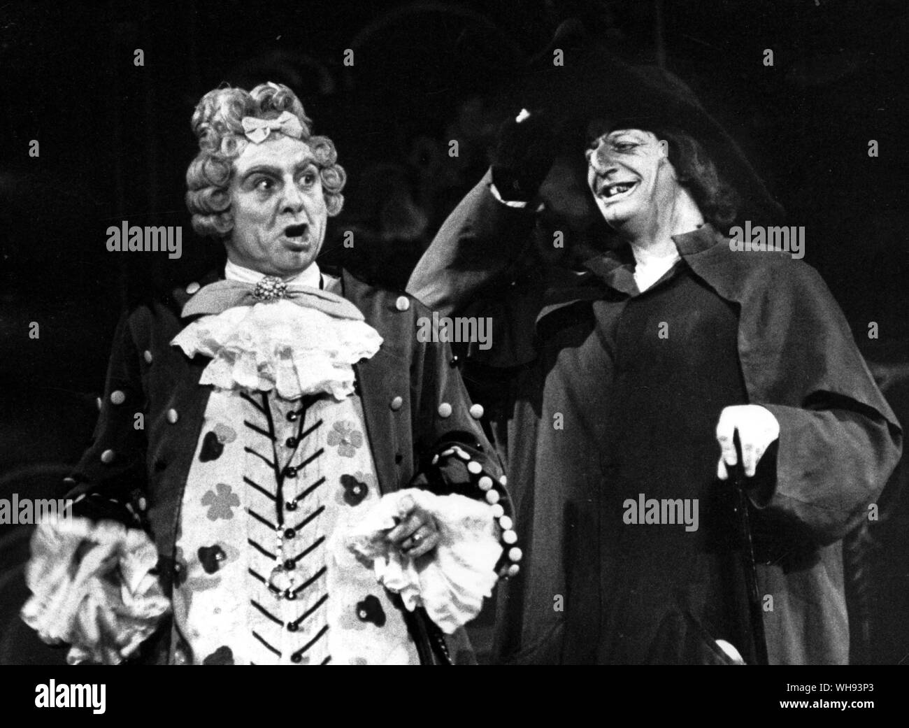 Geraint Evans comme le Docteur Bartolo et Joseph Rouleau comme Don Basilio dans Il Barbiere di Silviglia à Covent Garden en 1967. L'opéra de Rossini supplanté en popularité Paisiello's Opera sur le même thème.. Banque D'Images
