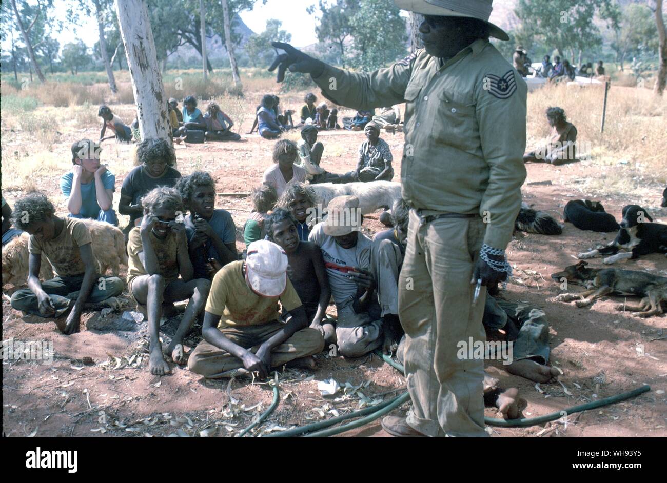 Aide la police menottes au jeune montrer les renifleurs d'essence à Docker River Banque D'Images