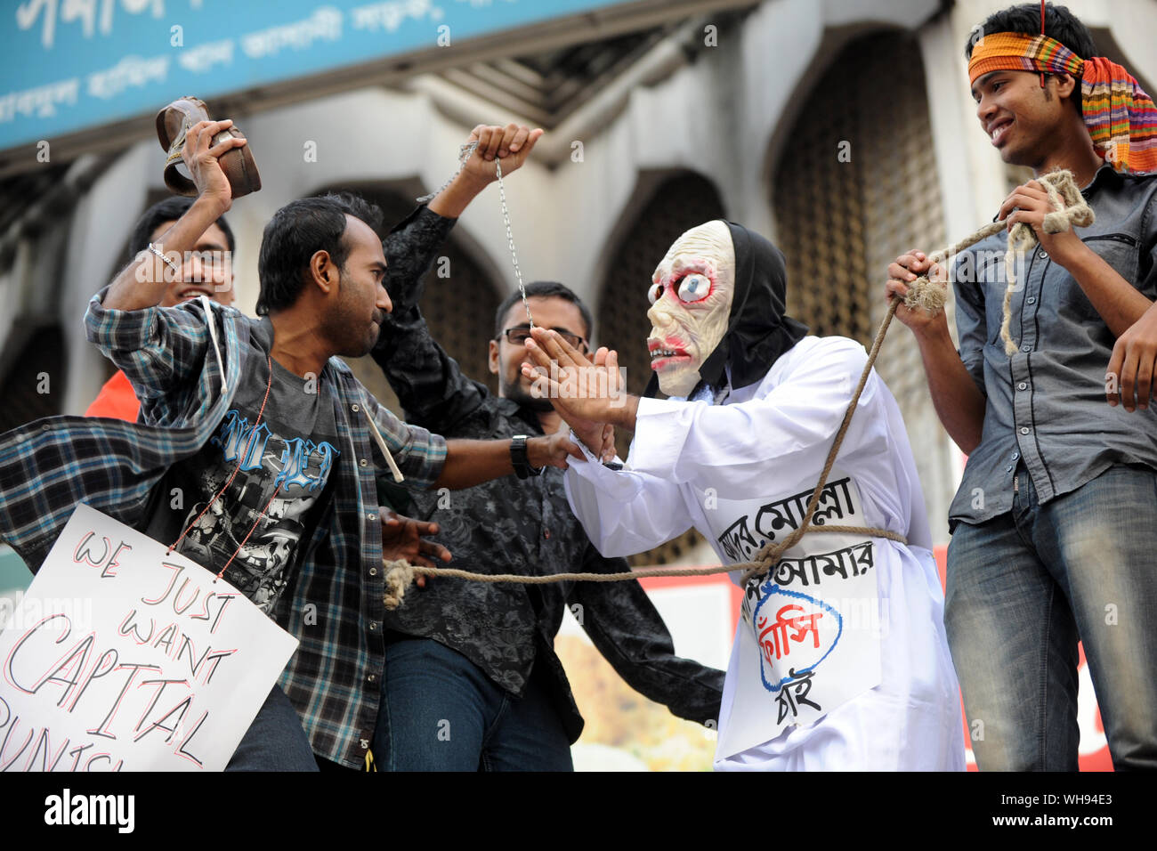 Dhaka, Bangladesh - Février 08, 2013 : les militants du Bangladesh participent à une plus grande se sont réunis à Shahbag intersection à la demande de capita Banque D'Images