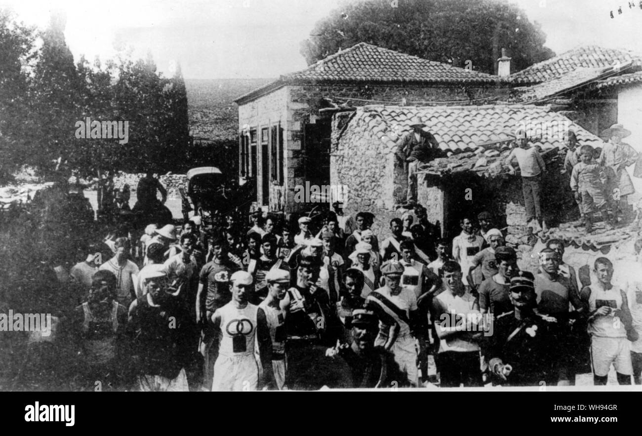 Enfants grecs trouver une perche sur le toit pour regarder le début du marathon des Jeux Olympiques d'Athènes 1896 Banque D'Images