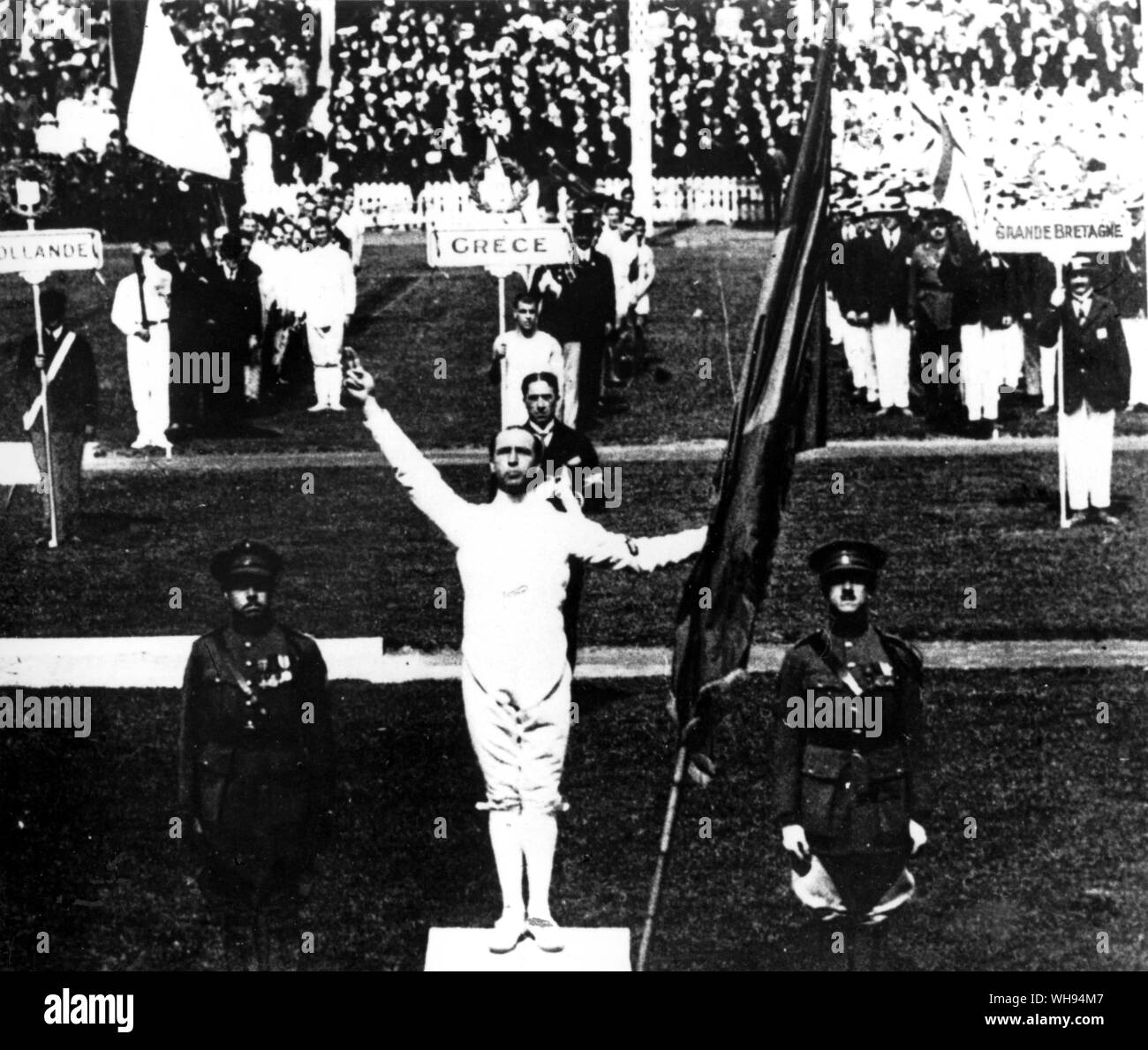 Victor Boin (Belgique) en prenant le premier serment au nom de tous les concurrents aux Jeux Olympiques d'Anvers 1920 Banque D'Images