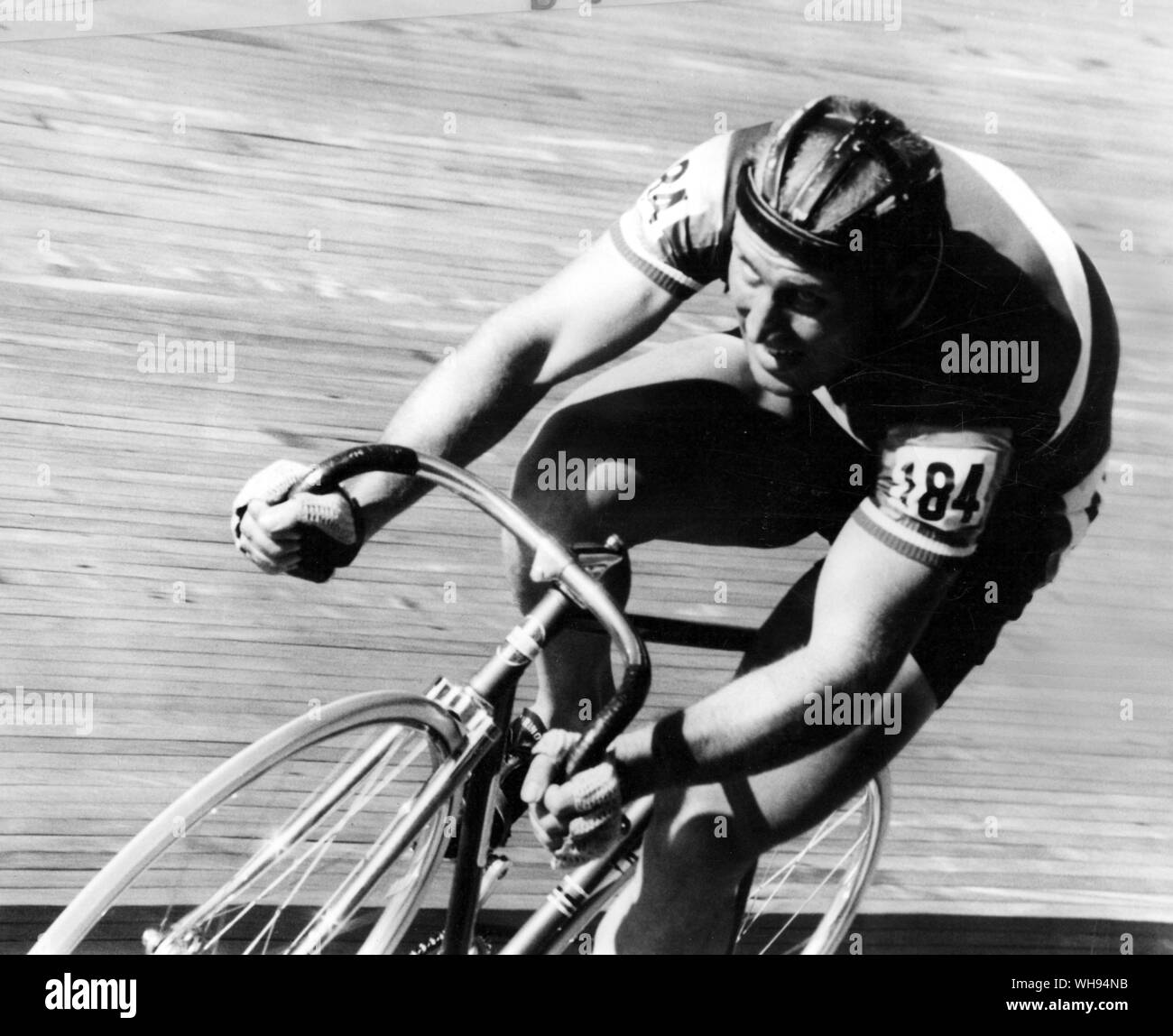 Jeux Olympiques de Mexico 1968 : Pierre Trentin de France près de l'arrivée du 100 mètres contre la montre à vélo le 17 octobre 1968, qu'il remporte en un temps record. Banque D'Images