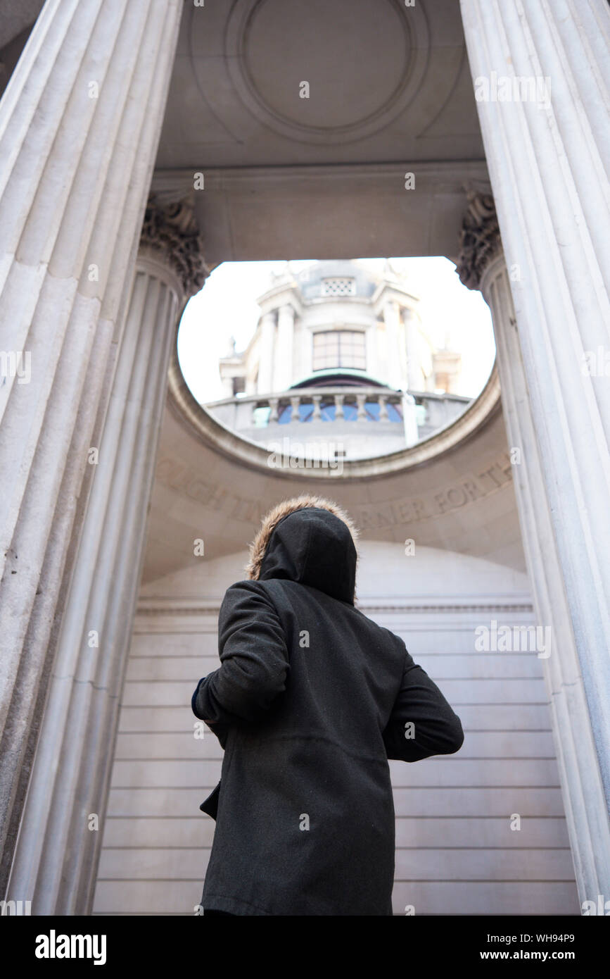 Vue arrière du Mid adult man portant un manteau d'hiver, à la recherche à l'église Banque D'Images