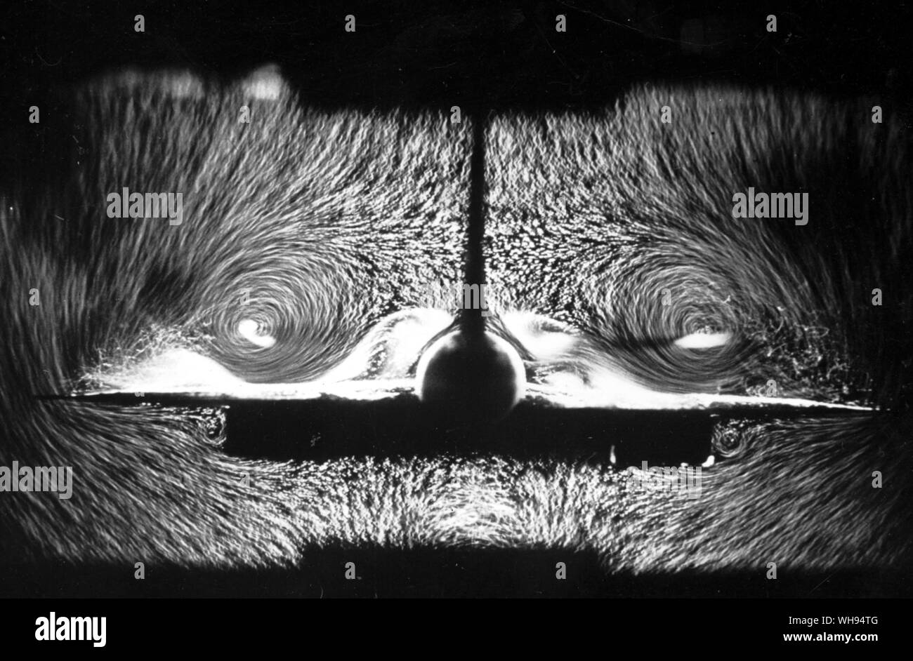 Tourbillons énormes à des vitesses supersoniques au-dessus de développer les ailes de l'avion Concorde. Ce vent-tunnel photo d'un modèle concorde vu de l'arrière montre un parallèle frappant avec le diagramme de Leonardo da Vinci de courants ci-dessous'ailes d'un oiseau.. Banque D'Images