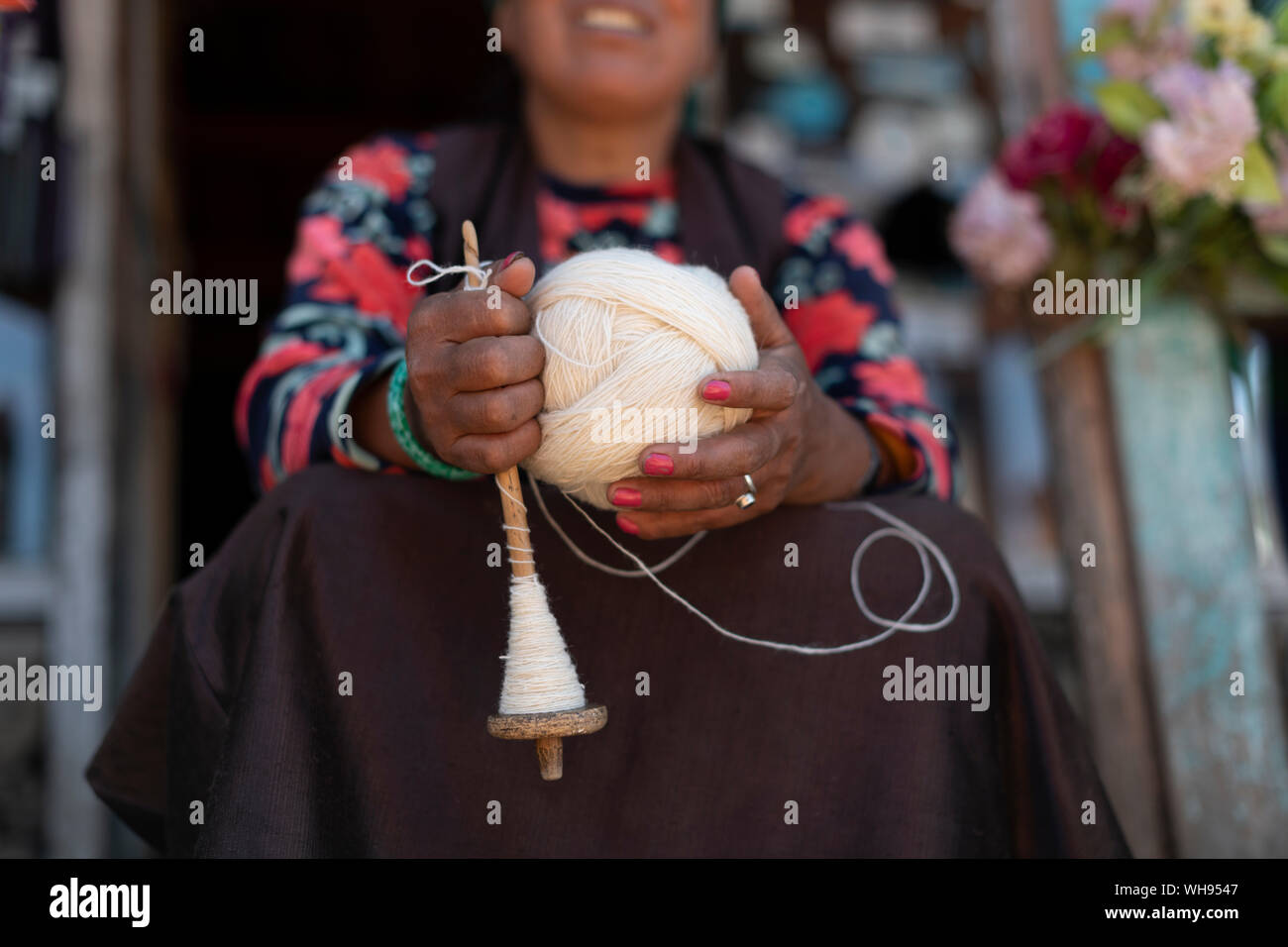 Une femme sherpa de Gosainkund bébé tourne la laine de Yak en utilisant la méthode traditionnelle avec une broche, Langtang région, Népal, Asie Banque D'Images