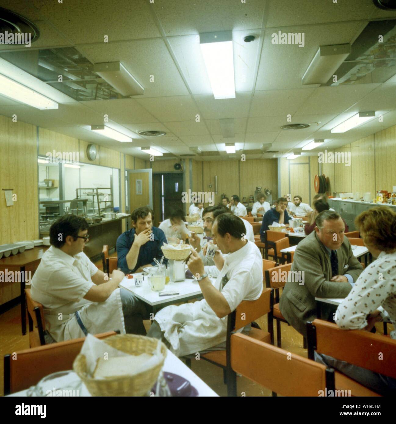 Les employés dans la salle à manger sur la plate-forme de production, l'un des hauts plateaux. Banque D'Images