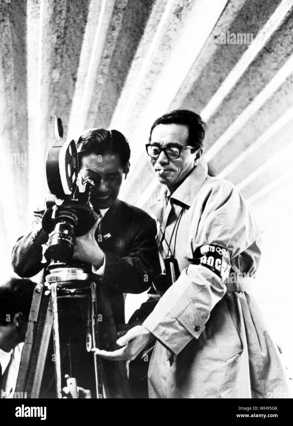 Le Japon, Tokyo Jeux Olympiques, 1964 : Kon Ichikawa diriger le tournage de son documentaire de l'Jeux olympiques de 1964.. Banque D'Images