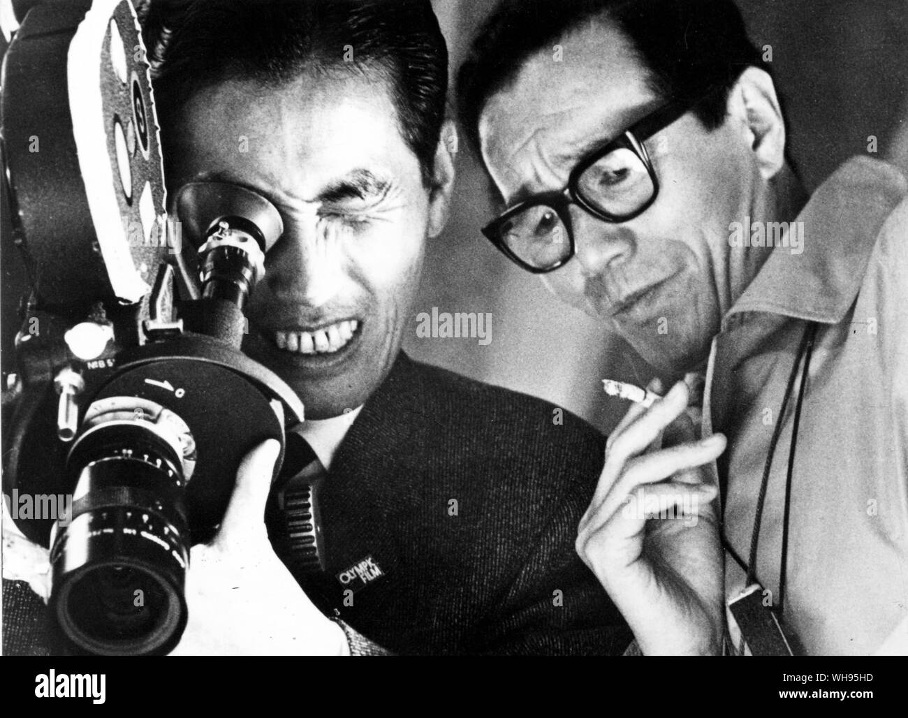 Japon, Tokyo, Jeux Olympiques 1964 : Kon Ichikawa (Japon, droite) dirige le tournage de son film des Jeux Olympiques de 1964. Banque D'Images