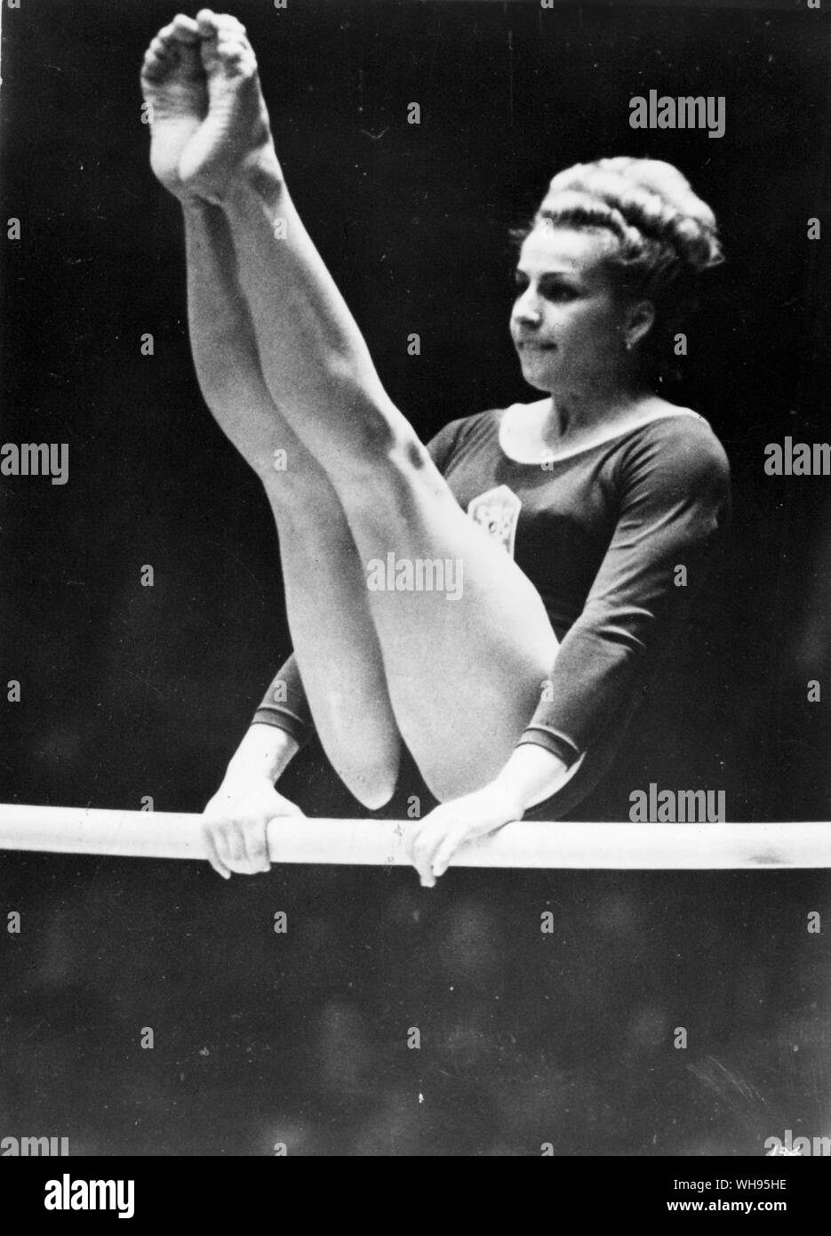 Japon, Tokyo, Jeux Olympiques 1964 : Vera Caslavska (Tchécoslovaquie). Le champion olympique de gymnastique pour les femmes. Banque D'Images