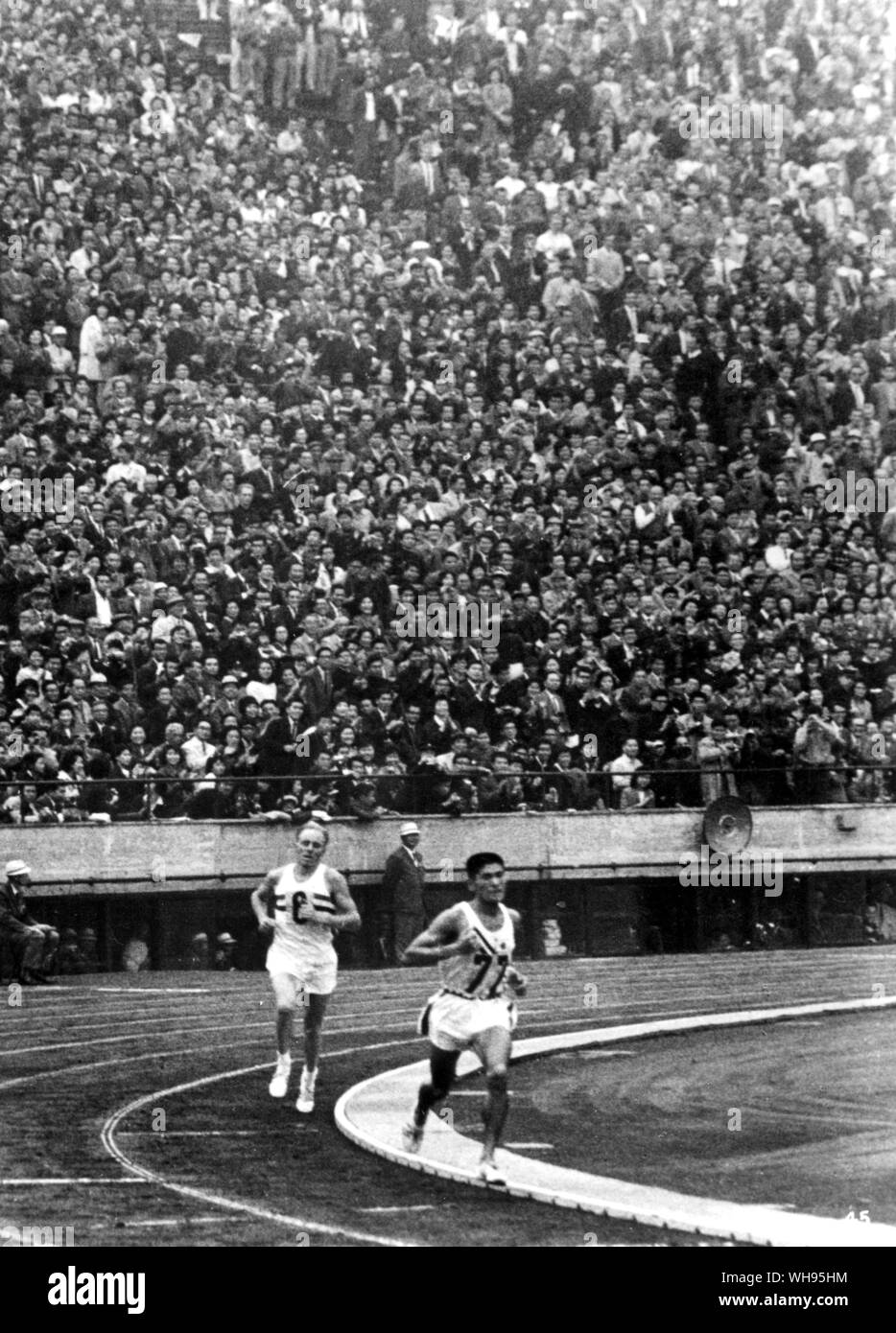 Japon, Tokyo, Jeux Olympiques 1964 : Marathon. # 77 est Kochiki Tsubaraya (Japon) et # 8 est le basilic Heatley (Grande-Bretagne). Banque D'Images