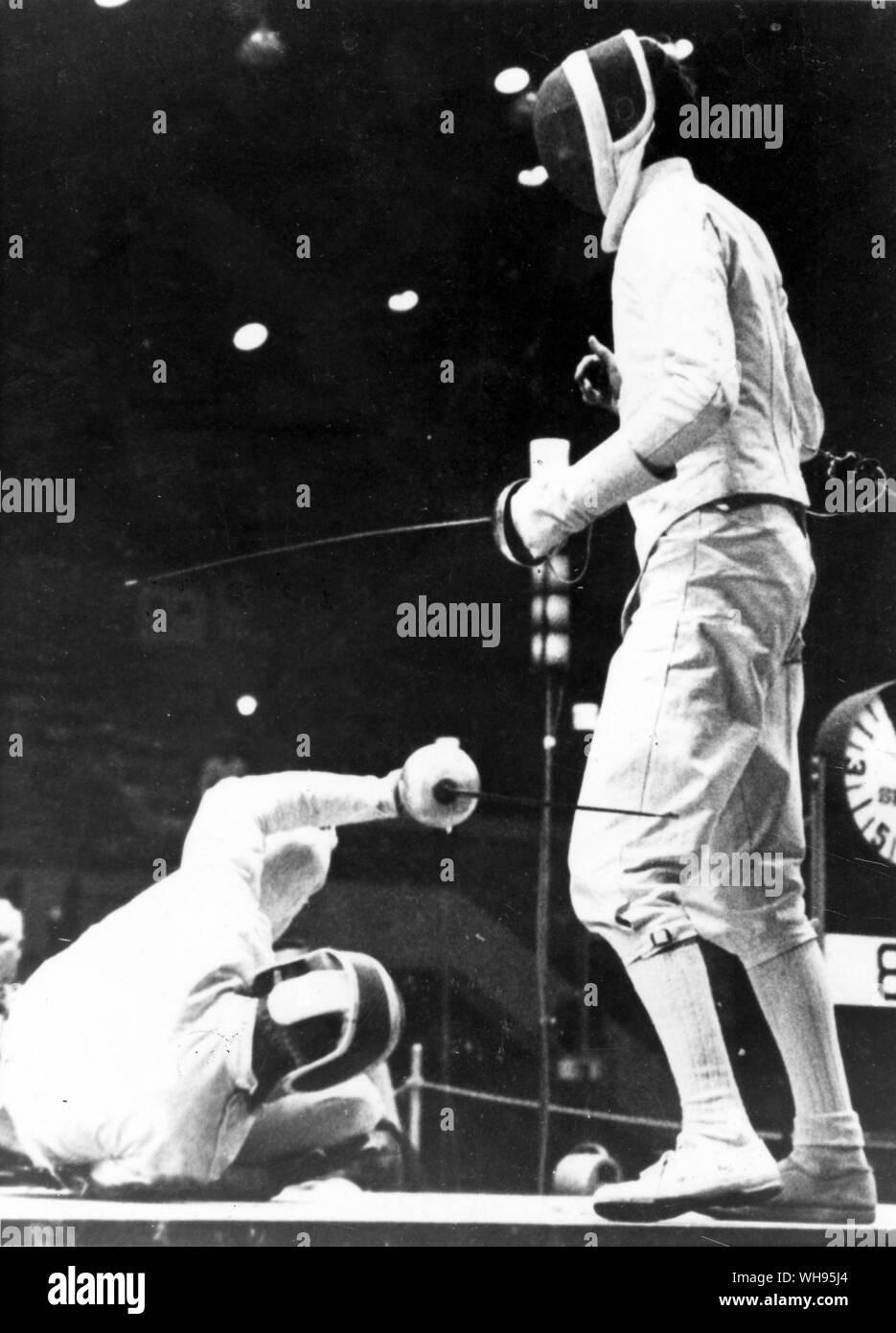 Le Japon, Tokyo Jeux Olympiques, 1964 : Grigori Kriss tombe au sol au cours de la finale de l'événement à l'épée individuelle masculine par rapport à la Grande-Bretagne, le projet de loi Hoskyns. Kriss (URSS) a remporté la médaille d'or et d'argent, l'Hoskyns.. Banque D'Images